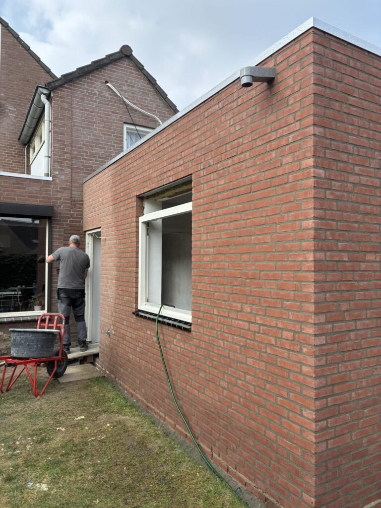 Aanbouw aan een woning uitgevoerd in metselwerk