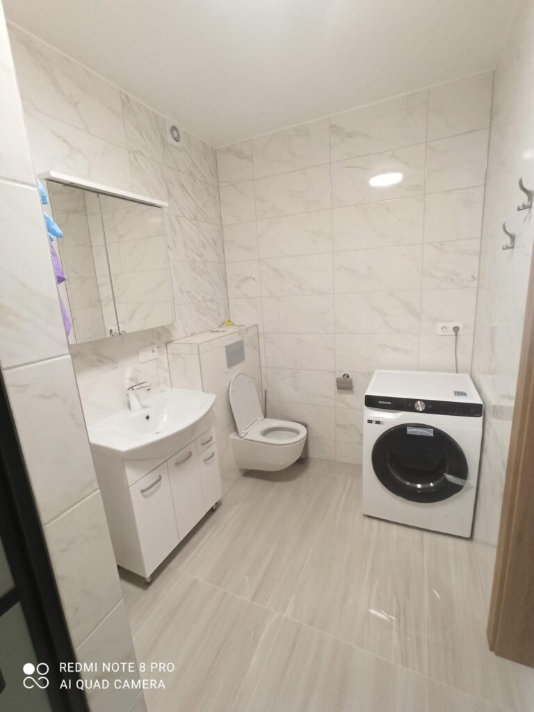 Betegelde badkamer met grootformaat wand- en vloertegels Betegelde badkamer met grootformaat wand- en vloertegels