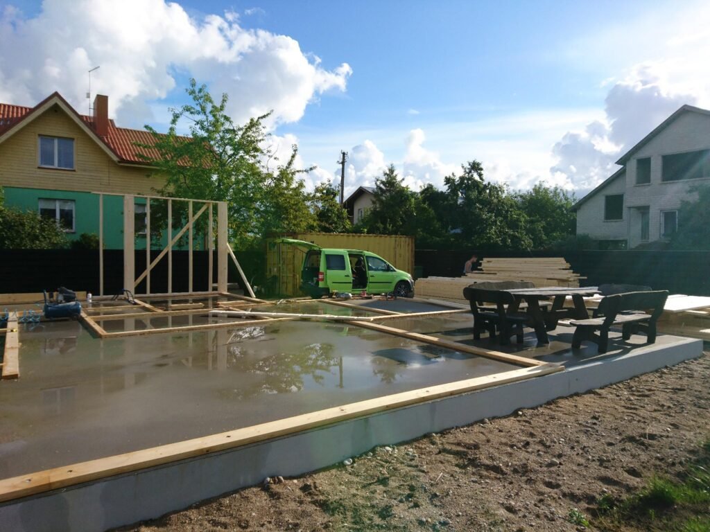 Gestorte betonnen fundering voor een aanbouw