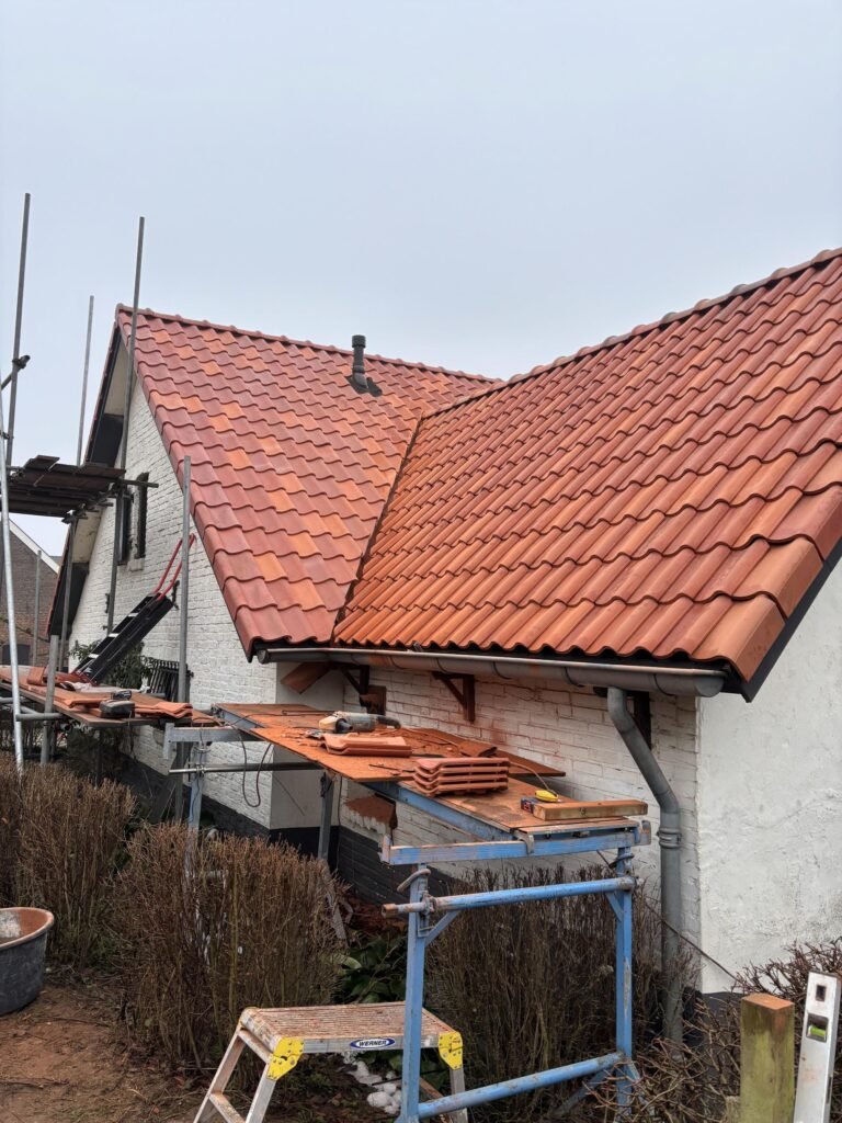 Nieuwe dakpannen aangebracht tijdens een dakrenovatie
