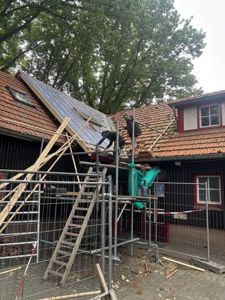 Dakrenovatie van een woning uitgevoerd vanaf de steiger