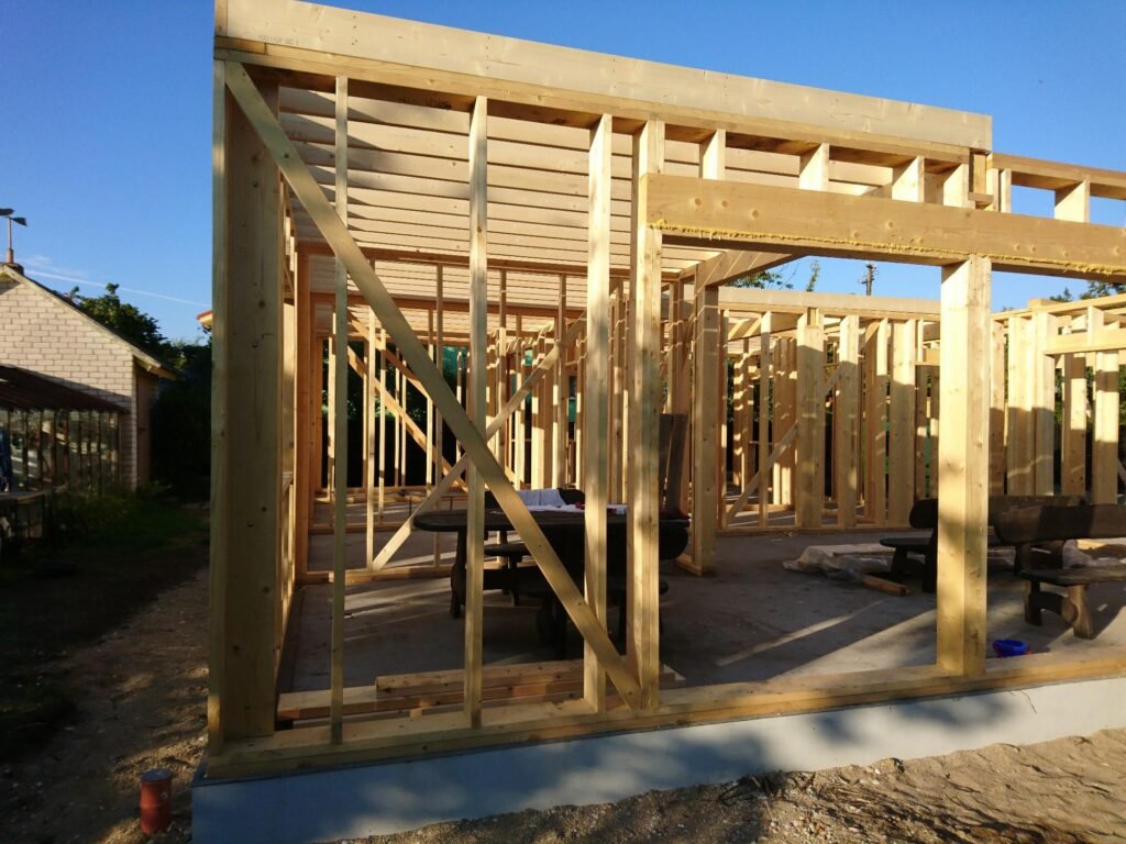 Houten spanten van een woning in aanbouw