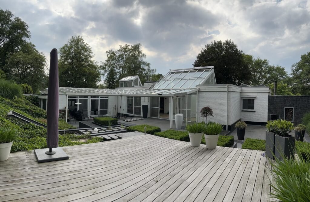 Aangelegd houten terras bij de woning