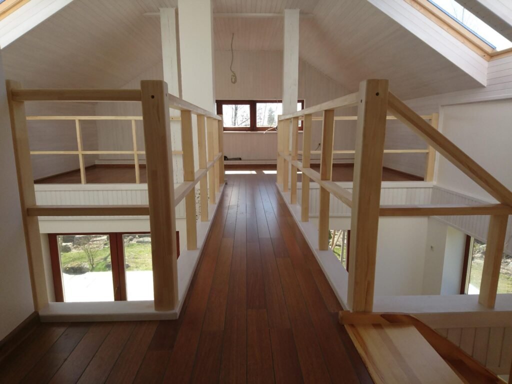 Houten vloer en houten wandafwerking op een vide met balustrade Houten vloer en houten wandafwerking op een vide met balustrade