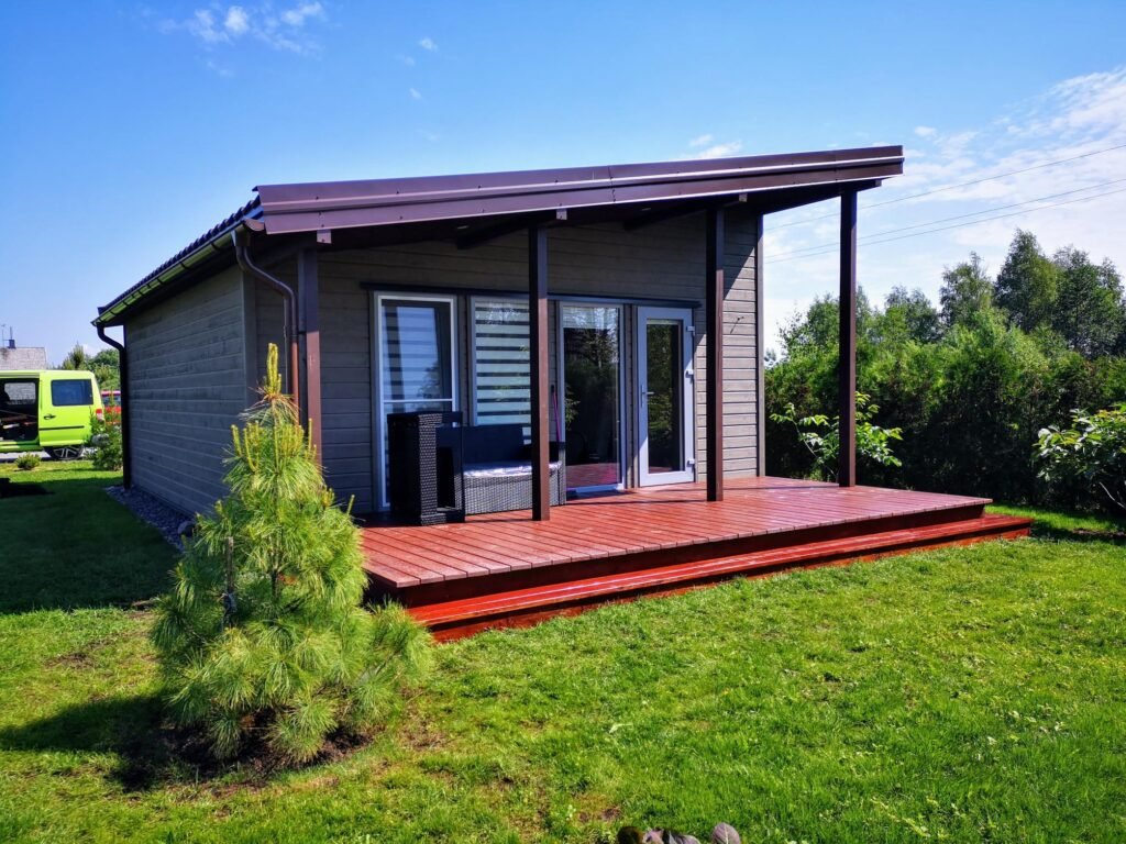 Houten woning met overdekt terras