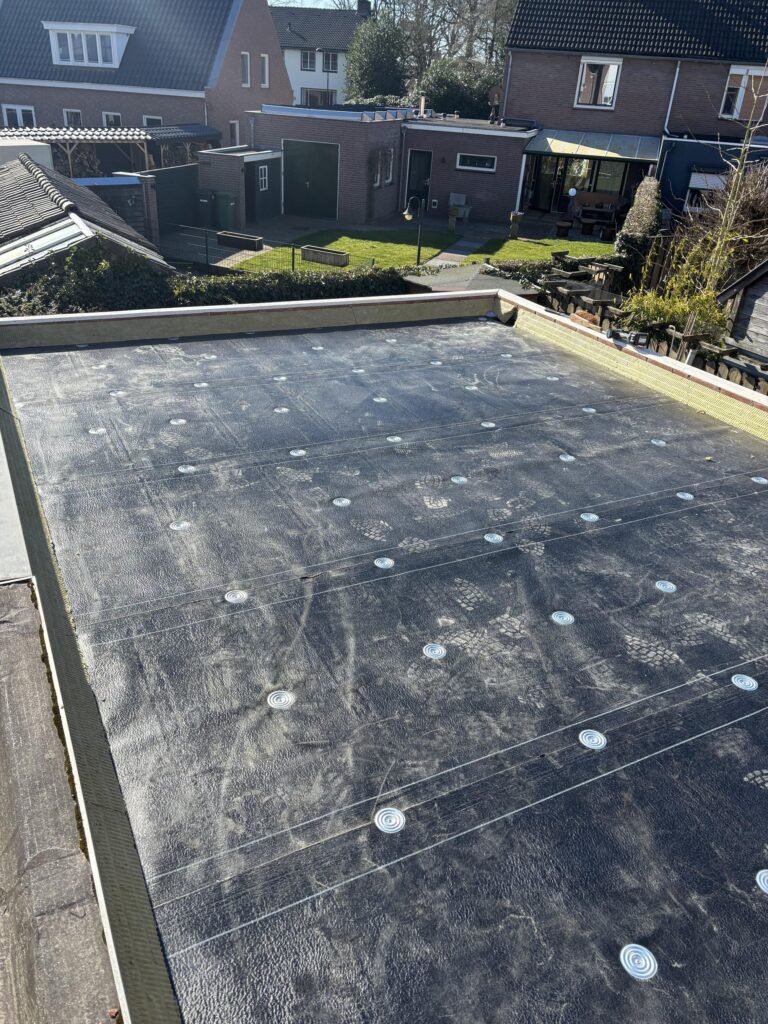 Nieuw plat dak met EPDM-dakbedekking op een woning Nieuw plat dak met EPDM-dakbedekking op een woning