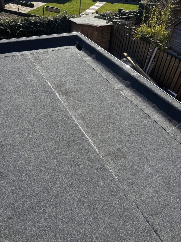 Plat dak voorzien van EPDM-dakbedekking