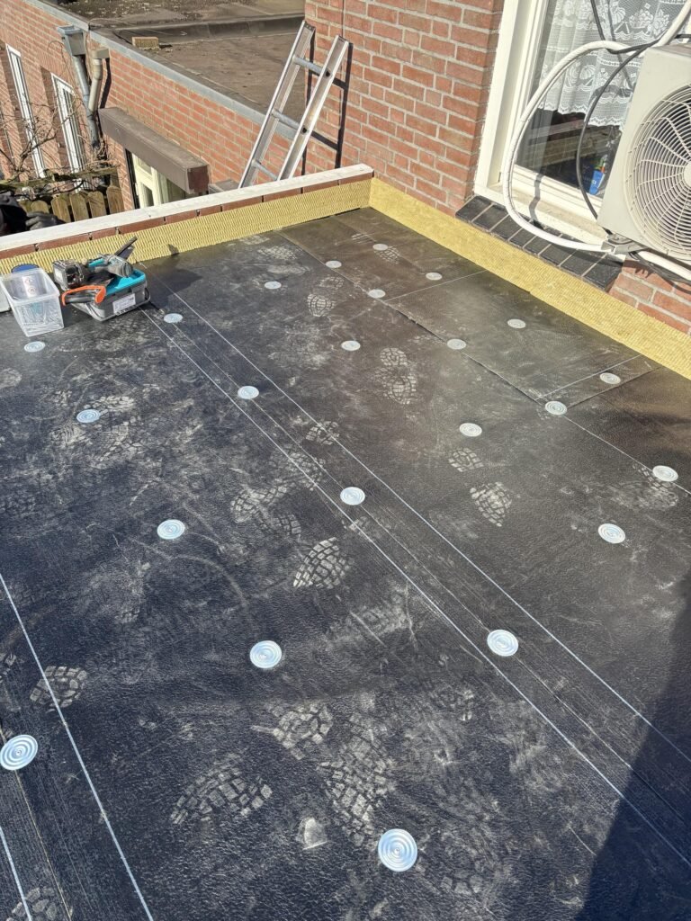Plat dak met EPDM-dakbedekking en afgewerkte dakrand