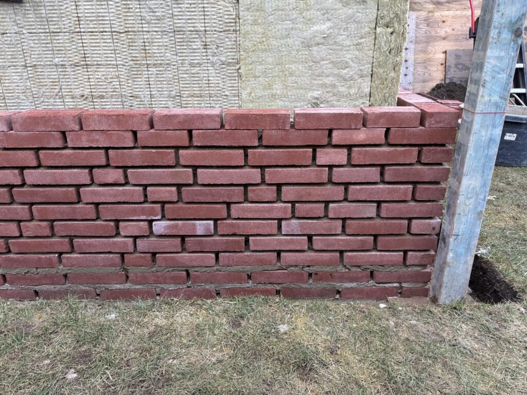 Gemetselde tuinmuur in rode baksteen