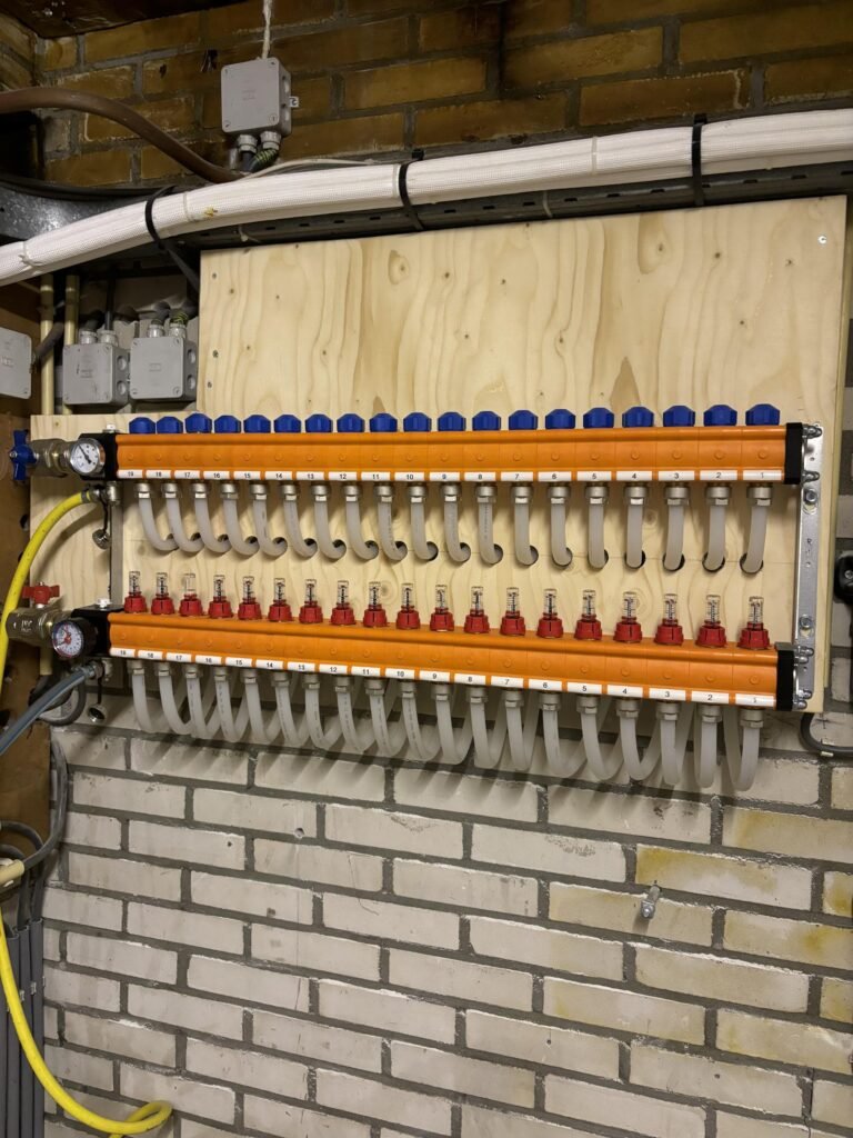 Verdeler voor vloerverwarming aan de wand gemonteerd