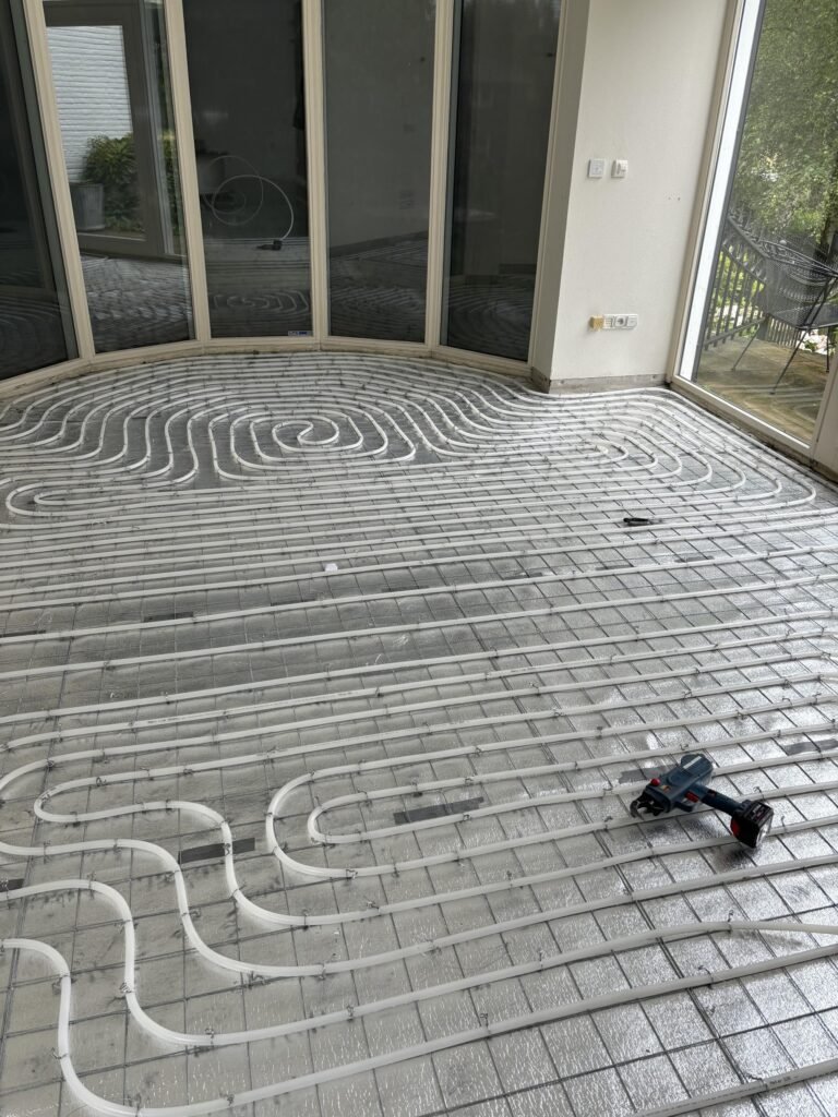 Vloerverwarming op wapeningsnet, klaar om te storten