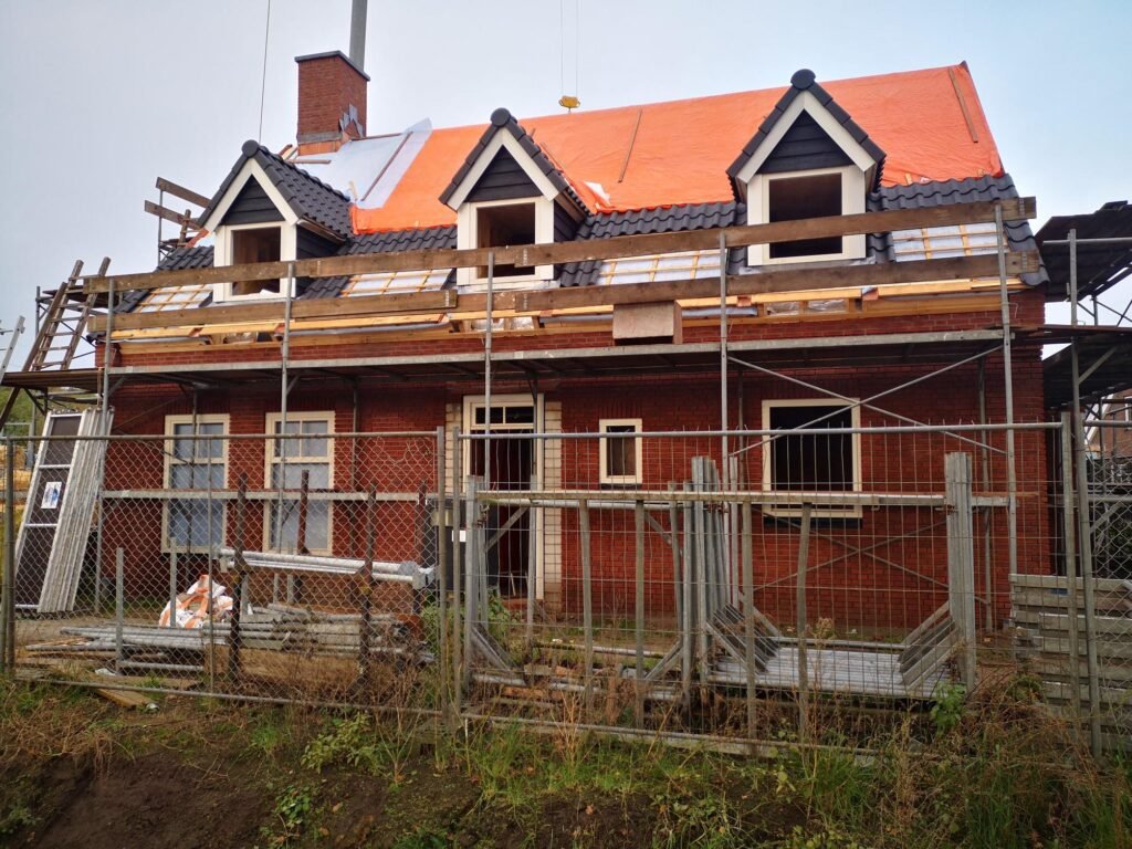 Woningrenovatie met vernieuwd dak en gevel, uitgevoerd vanaf de steiger